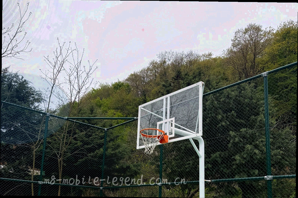 手持设备界面特写，显示收藏列表与回访提醒开关，深色界面配青色描边